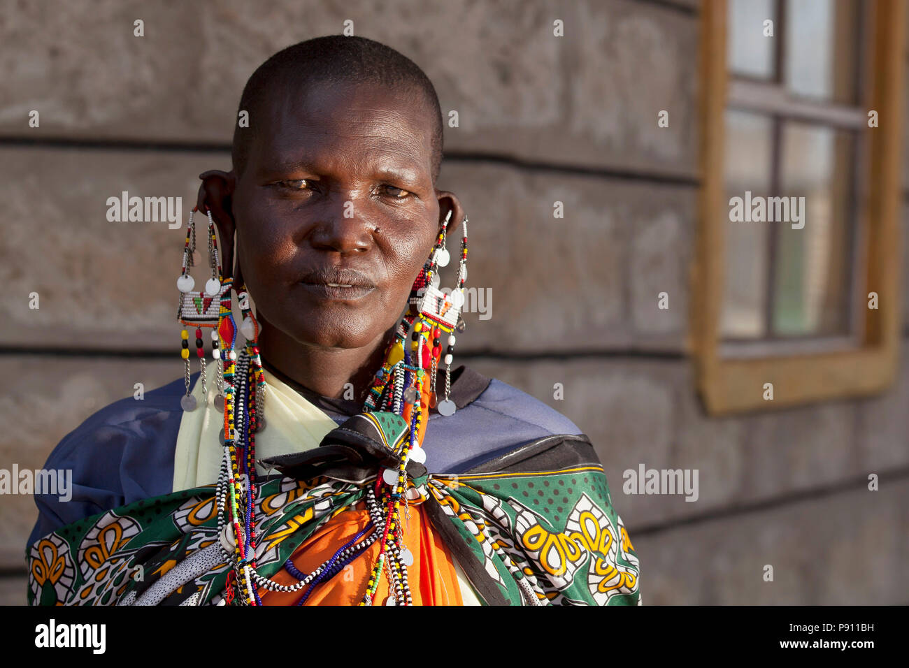 Vecchia Signora Masai con abiti tradizionali e Masai orecchini sul orecchio Masai ritratto Foto Stock