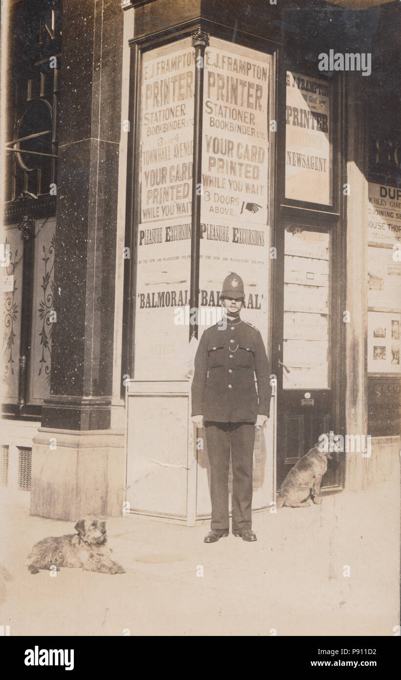 L'annata 1906 Cartoline fotografiche di un poliziotto dello Yorkshire chiamato Davis Smith sul dovere con due cani randagi presenti. Postato da Halifax. Foto Stock
