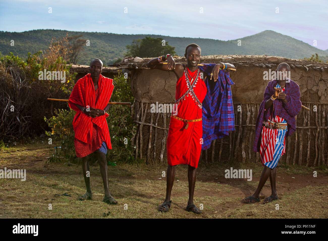Maasai uomini tradizionale nei tradizionali Maasai abito rosso sorridente ritratto Foto Stock