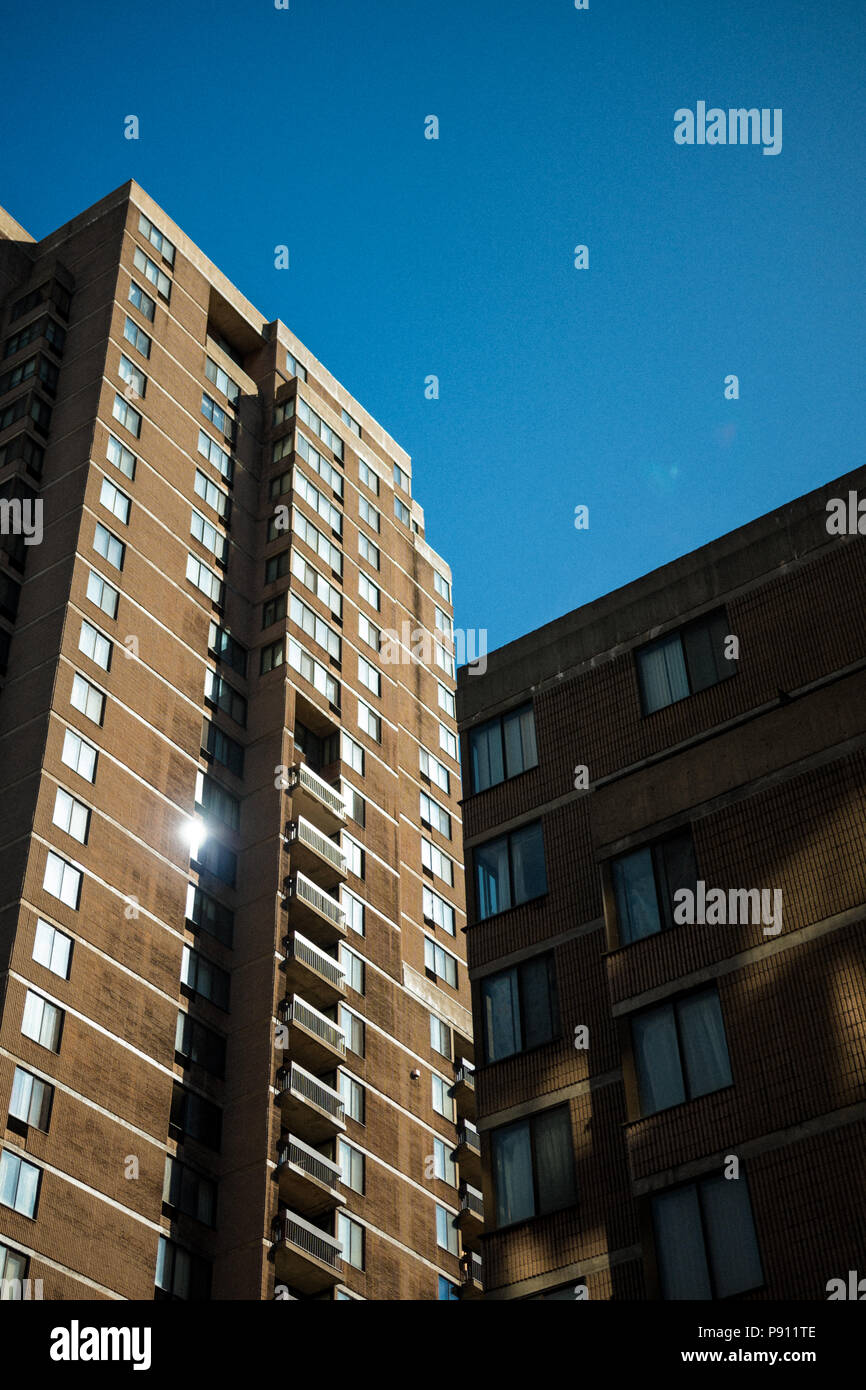 Montreal, Canada _ Aprile 2018. Astratto e complesso grattacielo blu struttura nel centro di Montreal con Sky in background Foto Stock