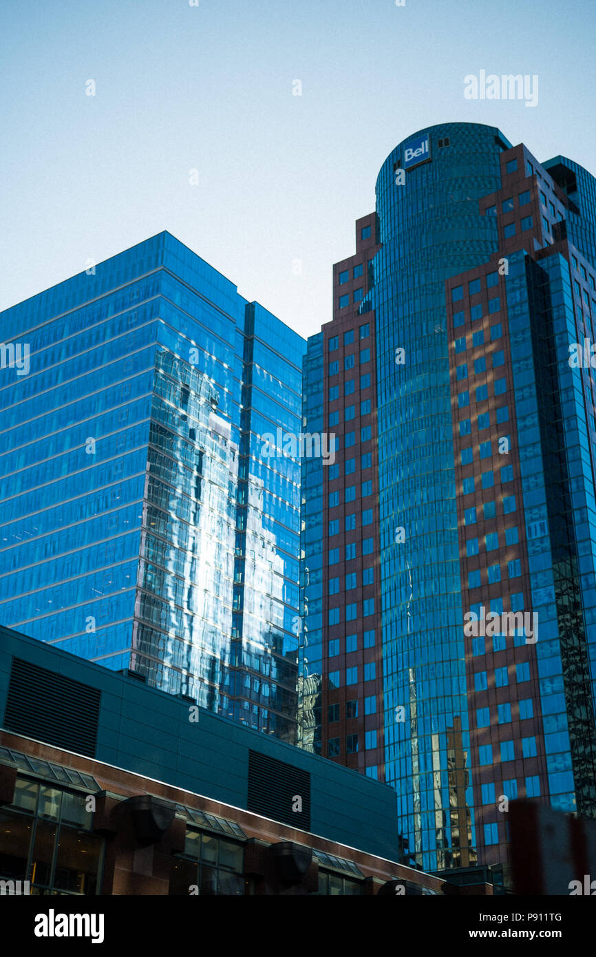 Montreal, Canada _ Aprile 2018. Astratto e complesso grattacielo blu struttura nel centro di Montreal con Sky in background Foto Stock