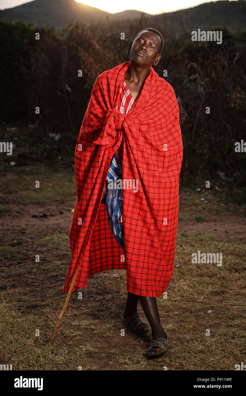 Masai guerriero Masai tradizionale uomo vestito di rosso Elephant skull hunter, Masai hunter Foto Stock