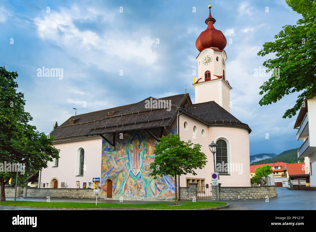 Chiesa parrocchiale di Maria Heimsuchung nel villaggio alpino Ehrwald, Tirolo, Alpi austriache Foto Stock