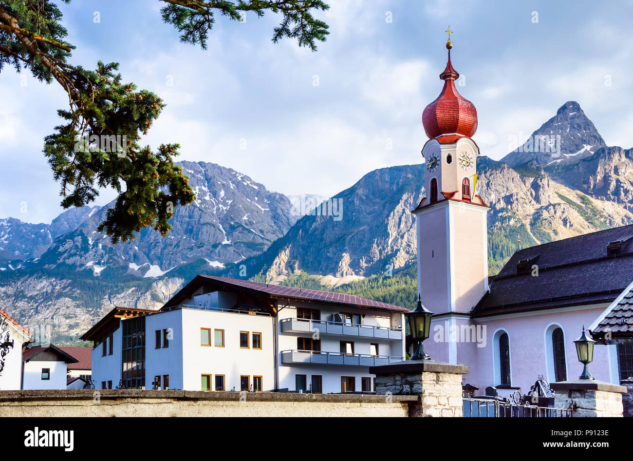 Chiesa parrocchiale di Maria Heimsuchung con le montagne sullo sfondo - Ehrwald, Tirolo, Alpi austriache Foto Stock
