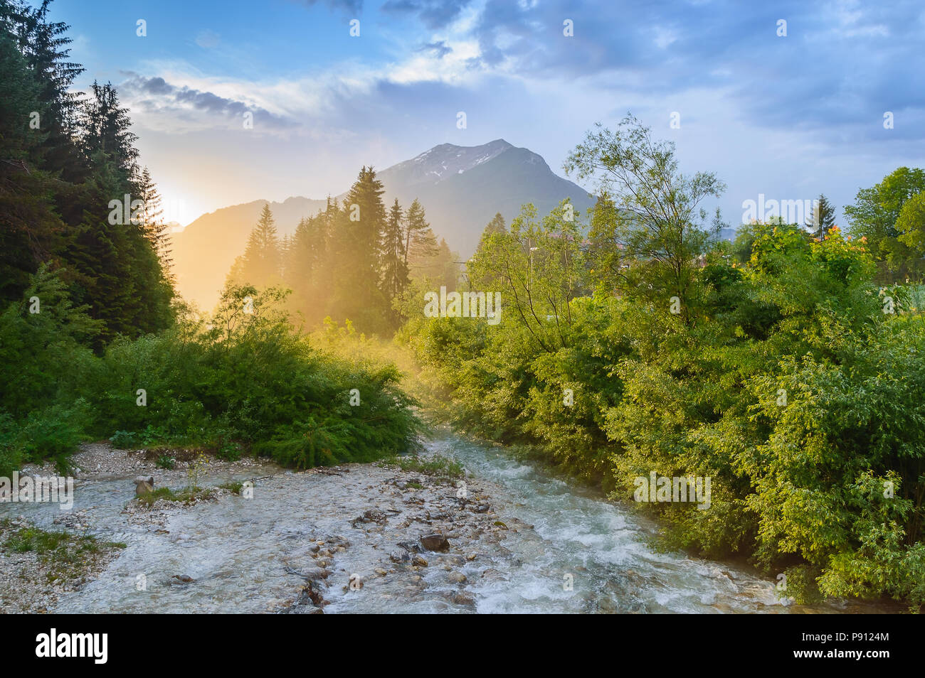 Ruscello di montagna al tramonto. Vista sul fiume nelle Alpi vicino a Ehrwald, Tirolo, Austria Foto Stock