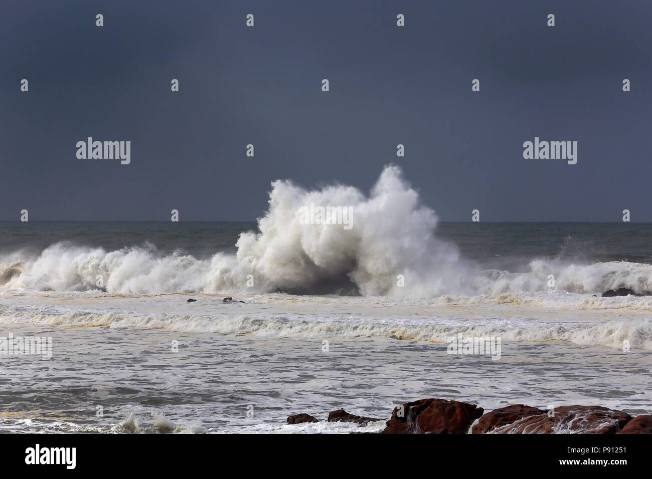 Moody seascape con onda bianco prima della tempesta e la pioggia Foto Stock