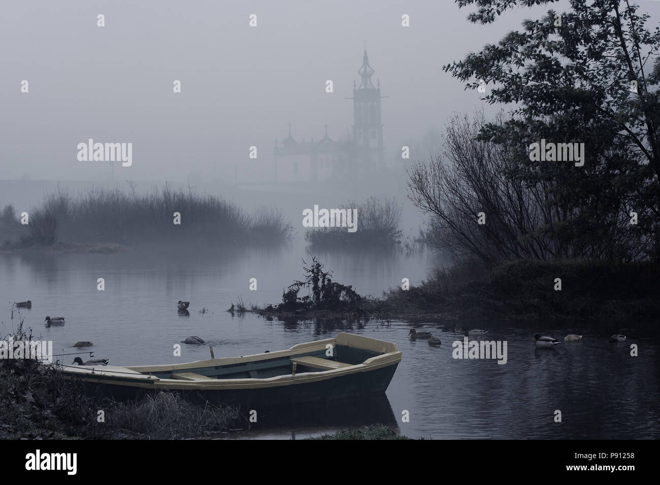 Fiume medievale città di Ponte de Lima, a nord del Portogallo, in una nebbia al crepuscolo Foto Stock