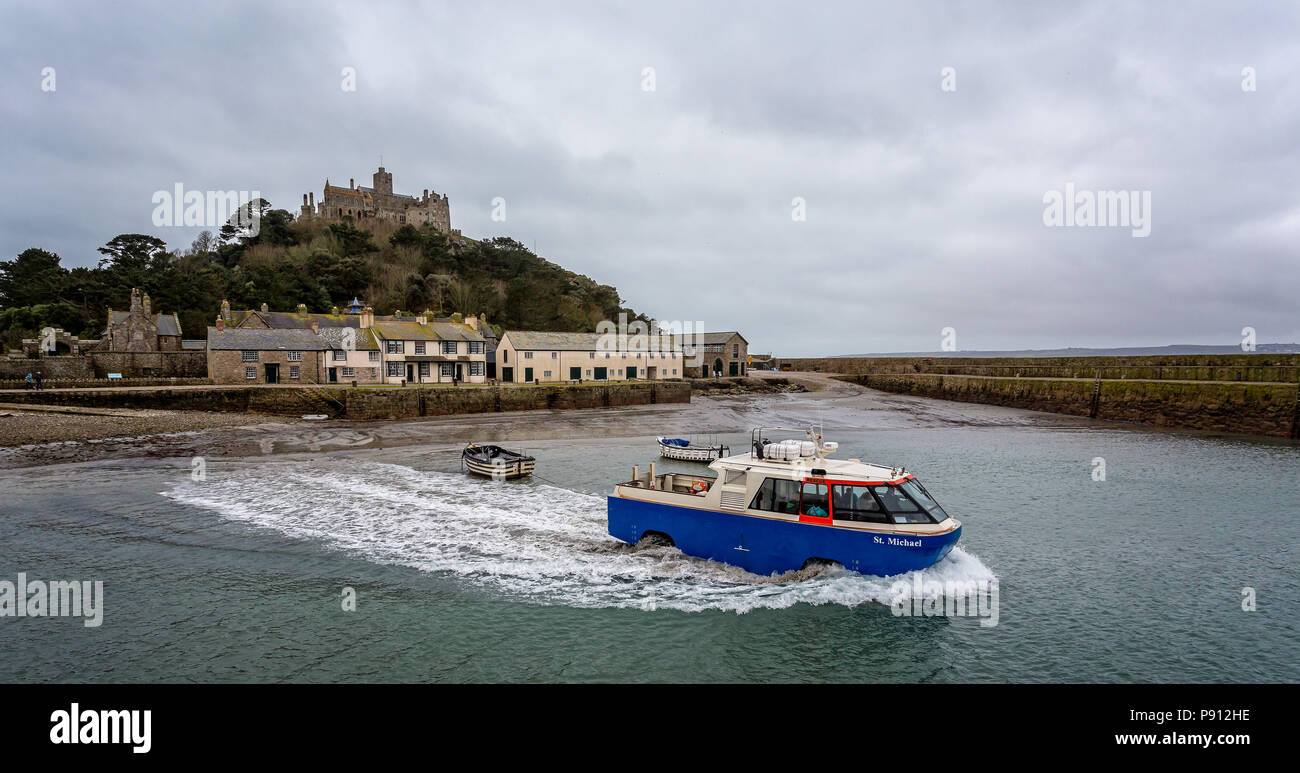 Passeggero barca anfibio lasciando St Michael's Mount in Cornwall, Regno Unito adottate il 1 marzo 2016 Foto Stock