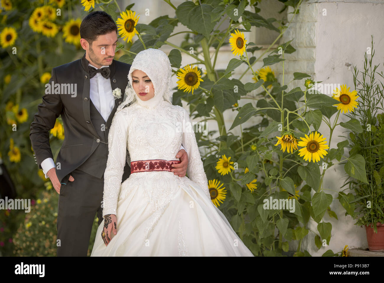 Sposa musulmana con la sciarpa tradizionale matrimonio islamico musulmano  immagini e fotografie stock ad alta risoluzione - Alamy