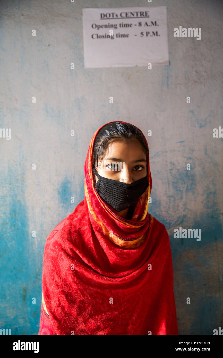 I medici tedeschi fornire assistenza medica nella baraccopoli di Kolkata - India Foto Stock