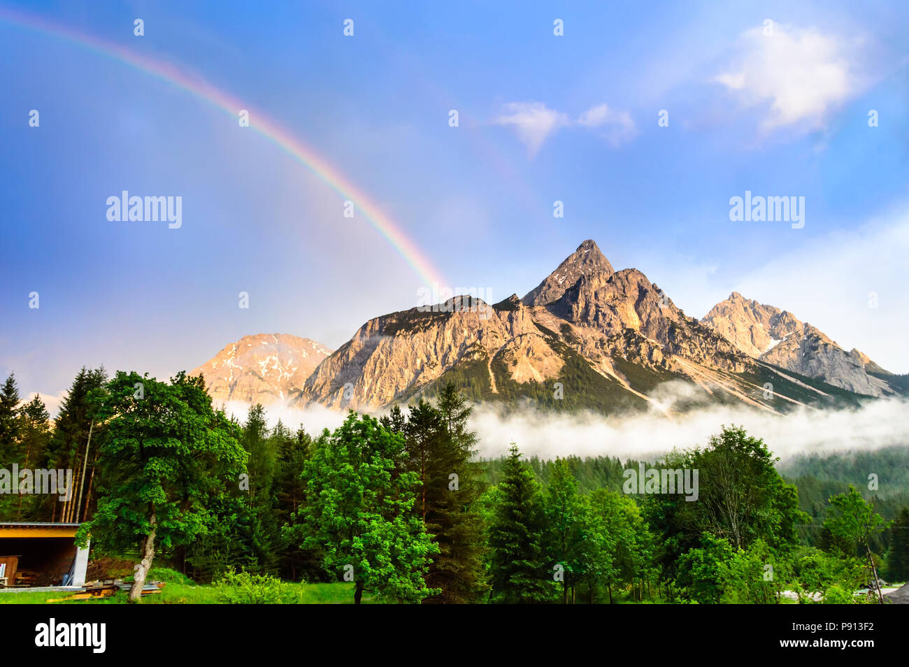 Rainbow su Ehrwalder Sonnenspitze montagna delle Alpi austriache - Ehrwald, Tirolo, Austria. Foto Stock