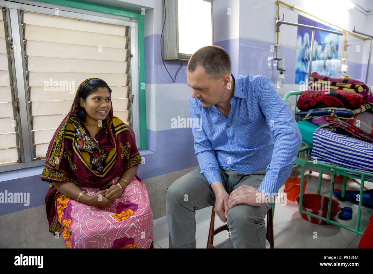 I medici tedeschi fornire assistenza medica nella baraccopoli di Kolkata - India Foto Stock