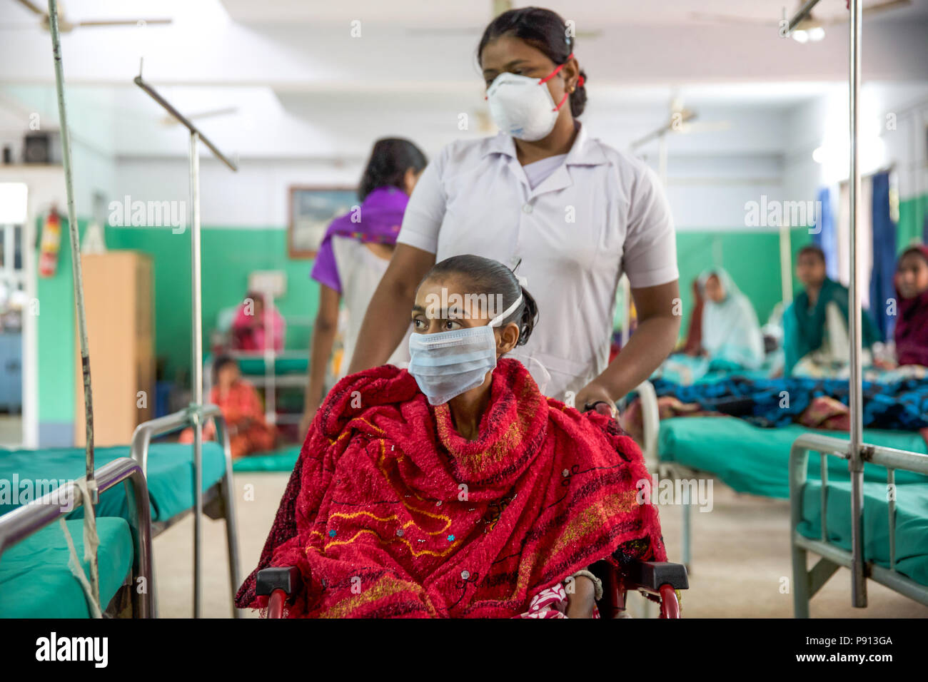 I medici tedeschi fornire assistenza medica nella baraccopoli di Kolkata - India Foto Stock