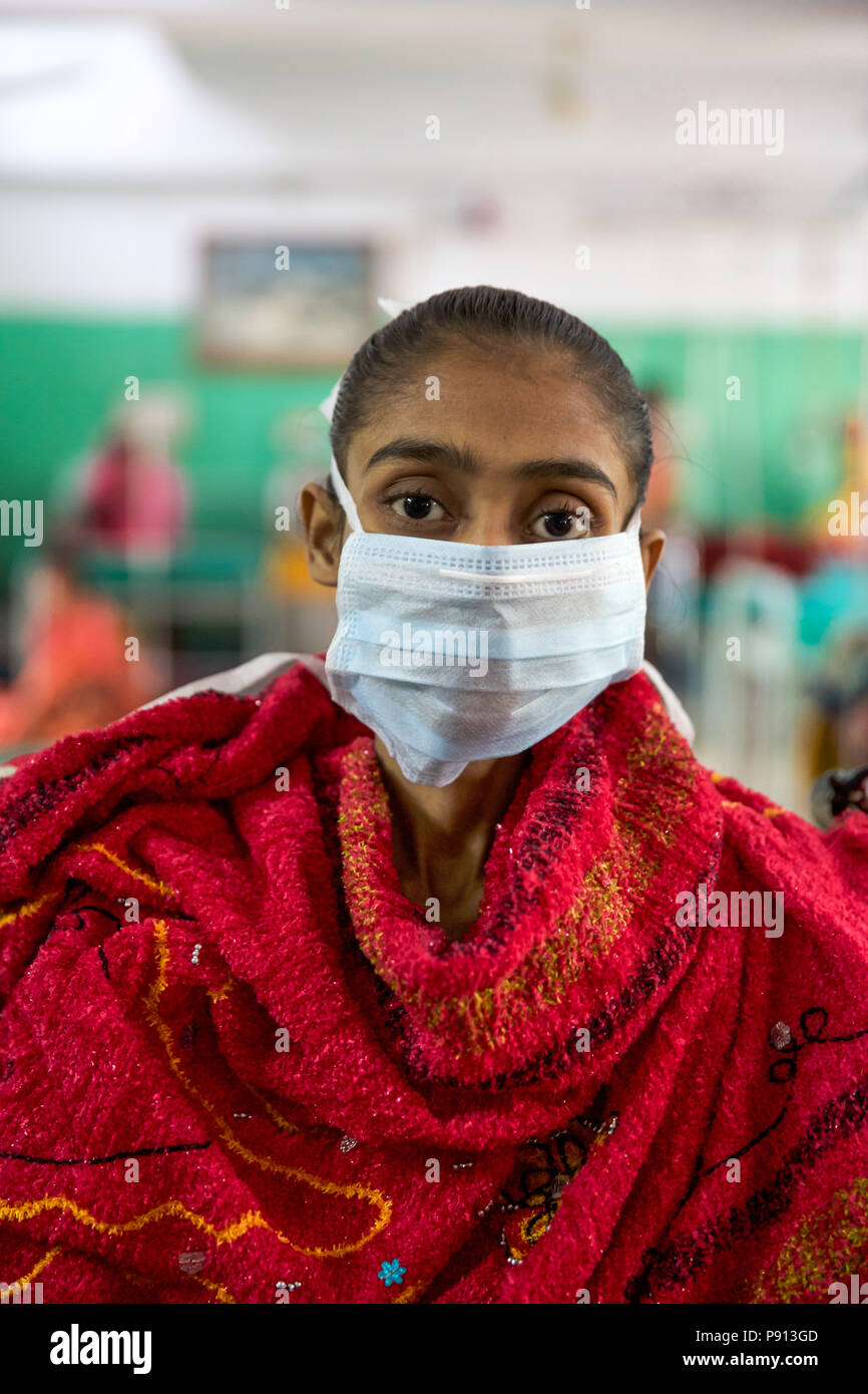 I medici tedeschi fornire assistenza medica nella baraccopoli di Kolkata - India Foto Stock
