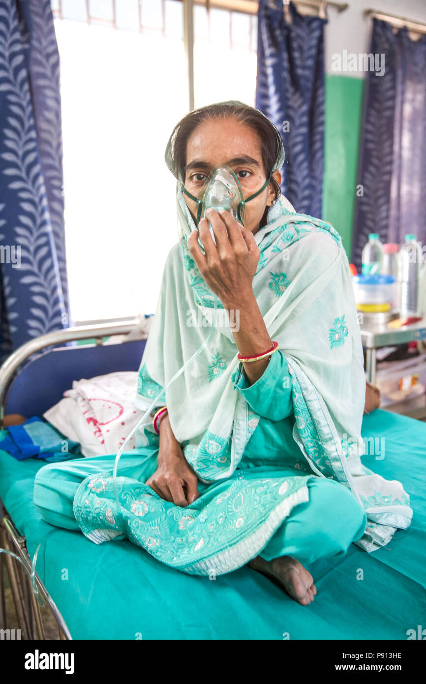 I medici tedeschi fornire assistenza medica nella baraccopoli di Kolkata - India Foto Stock