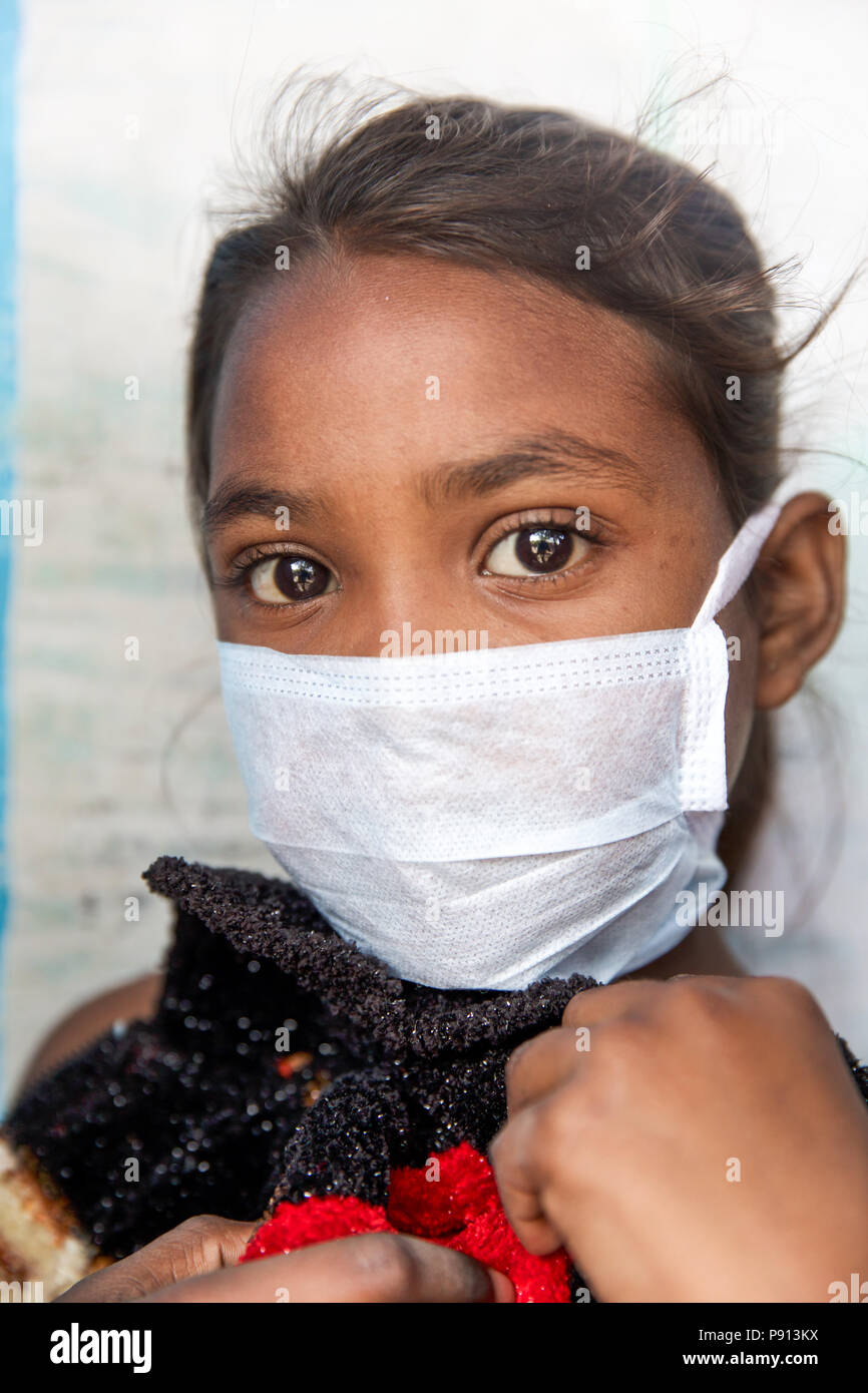 I medici tedeschi fornire assistenza medica nella baraccopoli di Kolkata - India Foto Stock