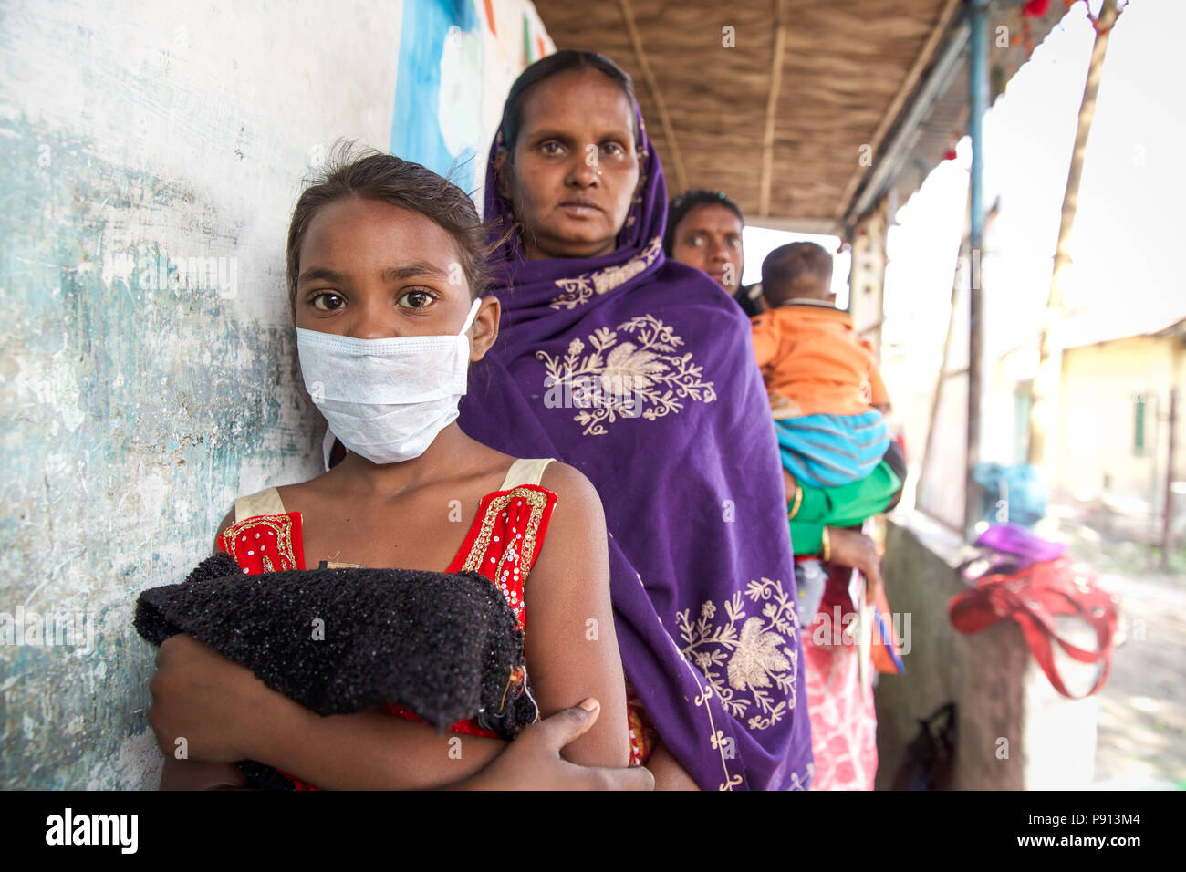 I medici tedeschi fornire assistenza medica nella baraccopoli di Kolkata - India Foto Stock