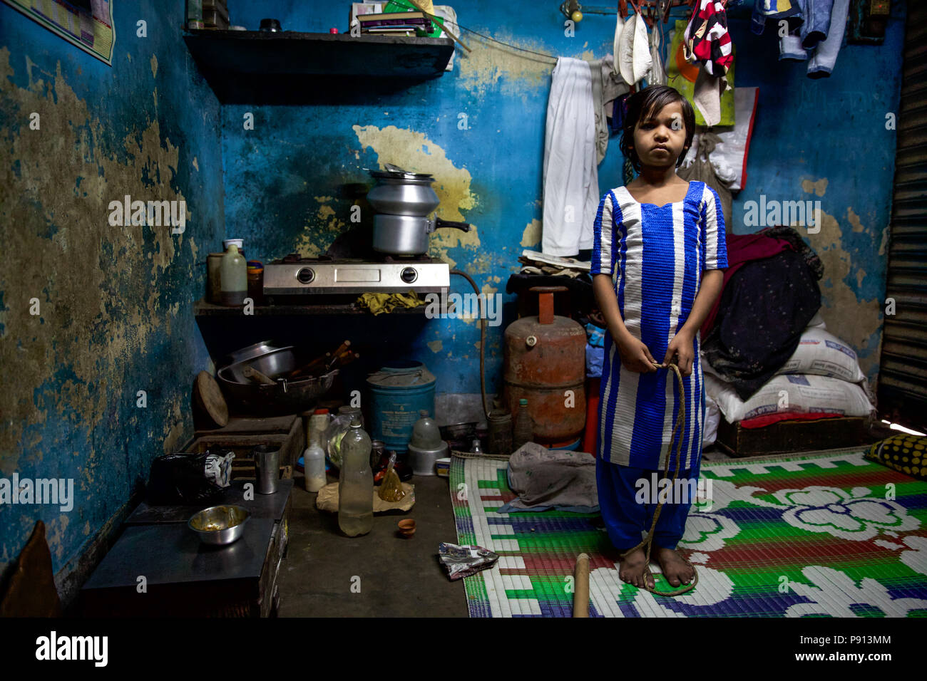 I medici tedeschi fornire assistenza medica nella baraccopoli di Kolkata - India Foto Stock