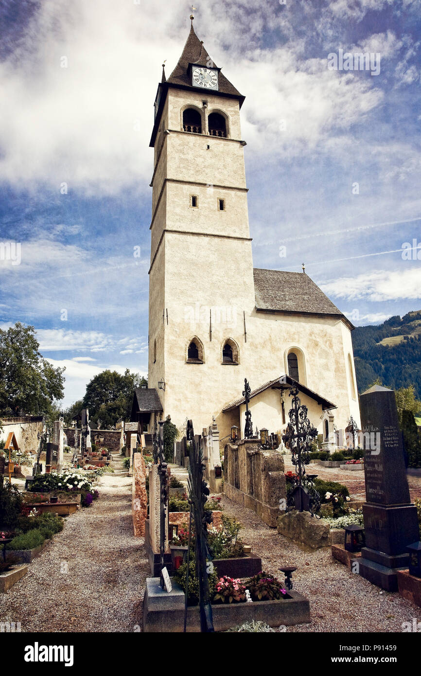 La chiesa parrocchiale (Pfarrkirchie San Andreas) costruito nel 1435 - 1506 in Kitzbuhel, Austria. Foto Stock