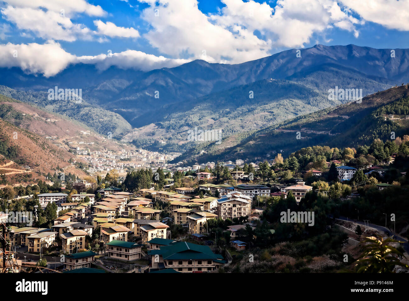 La città capitale di Thimphu nei foothills dell'Himalaya, Bhutan. Foto Stock
