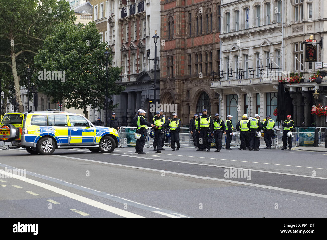 Armate pesantemente la presenza della polizia di Londra Foto Stock