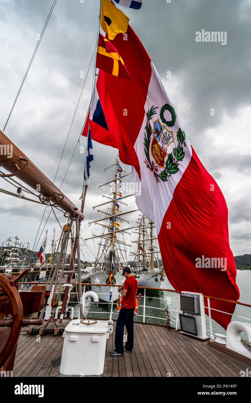 Bandiera peruviana sulla scuola di vela nave in Panama Balboa porta a Velas Latinoamerica 2018 regata Foto Stock