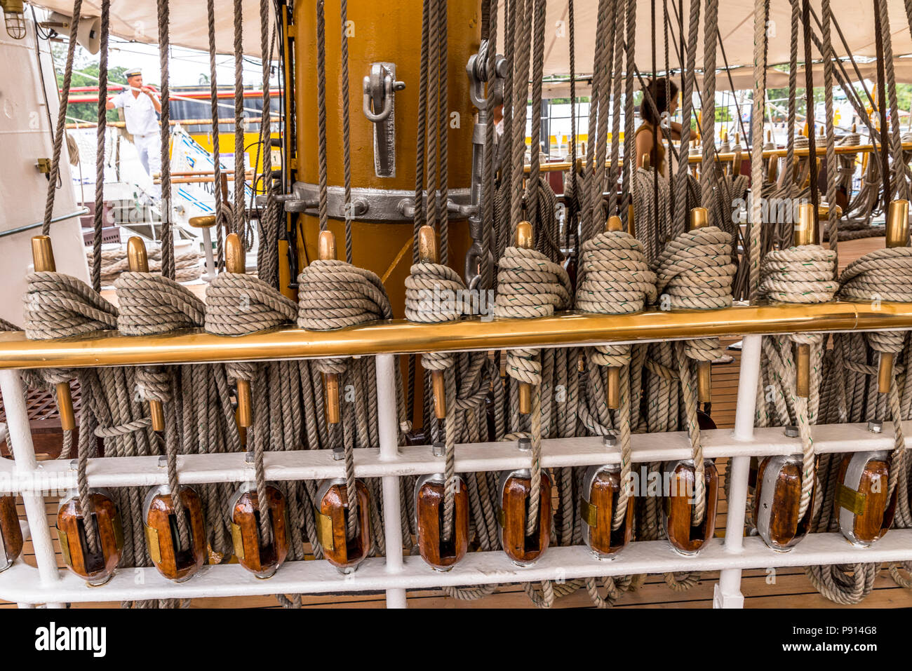 Barche a vela corda -- corda-su-dock - dock Bobina di linea Foto Stock