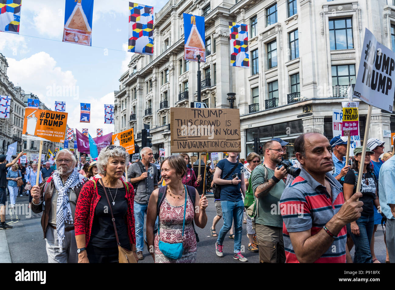 Londra, UK, 13 luglio 2018. Dimostrazione Anti-Trump, Trump questa folla è più grande del suo insediamento folla, London, Regno Unito 13.07.2018 Credito: Bjanka Kadic/Alamy Live News Foto Stock