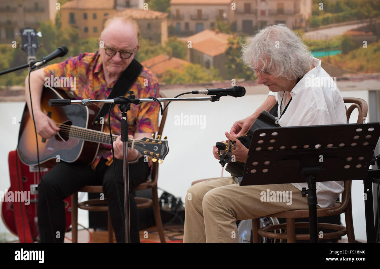 Oxfordshire, Regno Unito, 13 luglio 2018. Grande Tew Oxfordshire Cornbury Festival... Albert Lee & Peter Asher eseguendo sul Caffè Nero stadio in questo inizio di anni Cornbury Festival... Credito: charlie bryan/Alamy Live News Foto Stock