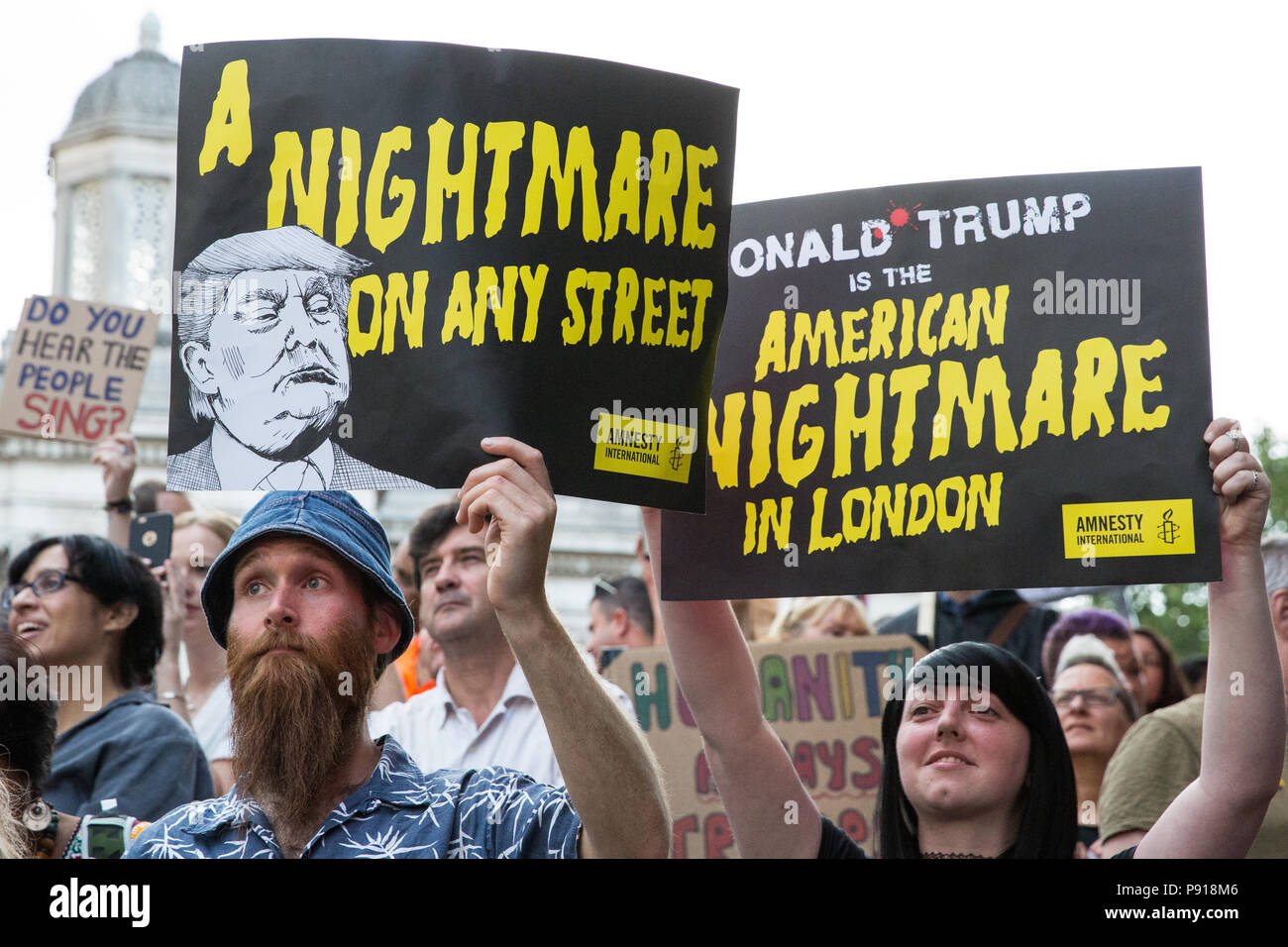 Londra, Regno Unito. 13 Luglio, 2018. Oltre centomila persone frequentano l'insieme contro Trump manifestazione nazionale rally in Trafalgar Square in segno di protesta contro la visita nel Regno Unito del Presidente americano Donald Trump. Le proteste hanno avuto luogo anche a tutte le sedi nel Regno Unito ha visitato dal presidente degli Stati Uniti e di una grande operazione di polizia era in posizione in corrispondenza di tutti i siti di protesta. Credito: Mark Kerrison/Alamy Live News Foto Stock