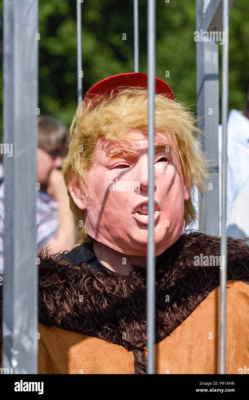 Londra, UK: 13 Luglio 2018: migliaia di anti-Donald Trump manifestanti scese sul centro di Londra nella calura estiva. Il presidente dell'America è alla sua prima visita in Gran Bretagna.Fake Donald Trump in una gabbia sulla piazza del Parlamento. Credito: Ian Francesco/Alamy Live News Foto Stock