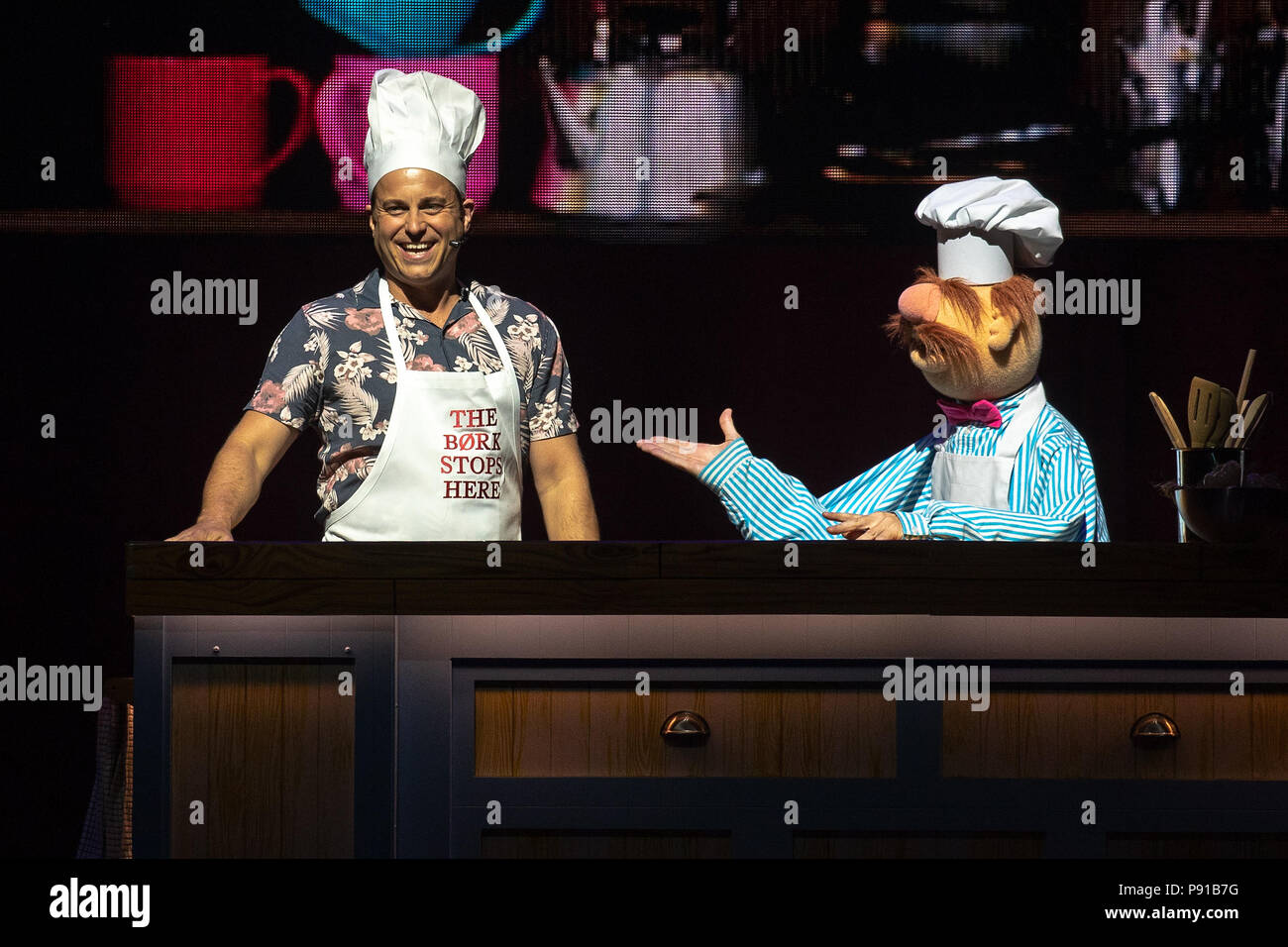 L'Arena O2, UK. 13 Luglio 2018,Chef svedese e valutazione Kevin Vescovo la cottura durante un segmento al Muppets prendere l'O2, Penisola Square, Londra. © Jason Richardson / Alamy Live News Foto Stock