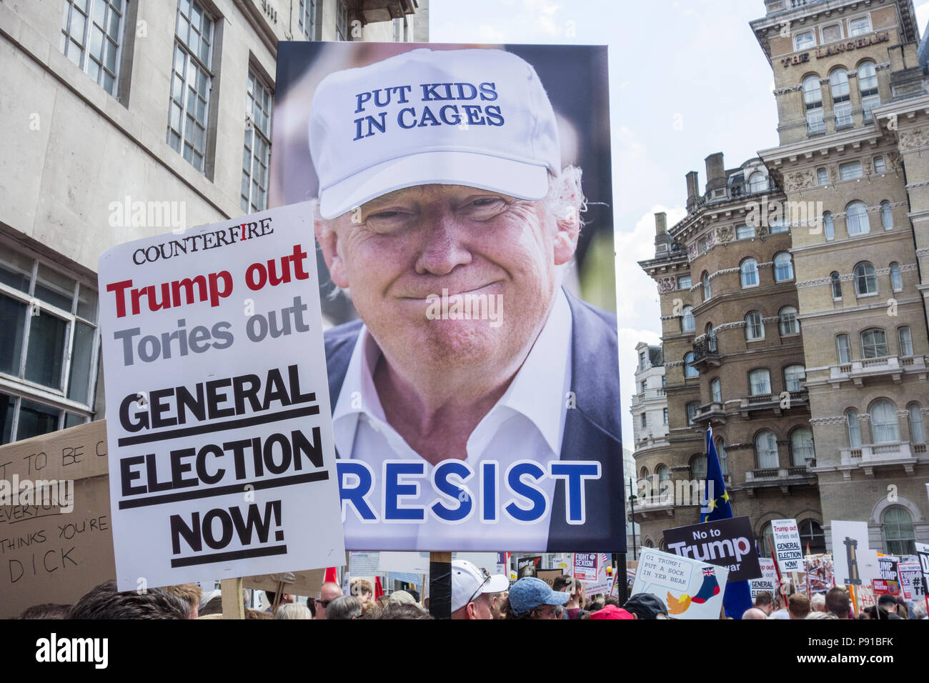 Londra, Inghilterra, Regno Unito. 13 Luglio, 2018. I manifestanti a Londra marciare contro Donald Trump's visita al Regno Unito © Benjamin John/ Alamy Live News. Foto Stock