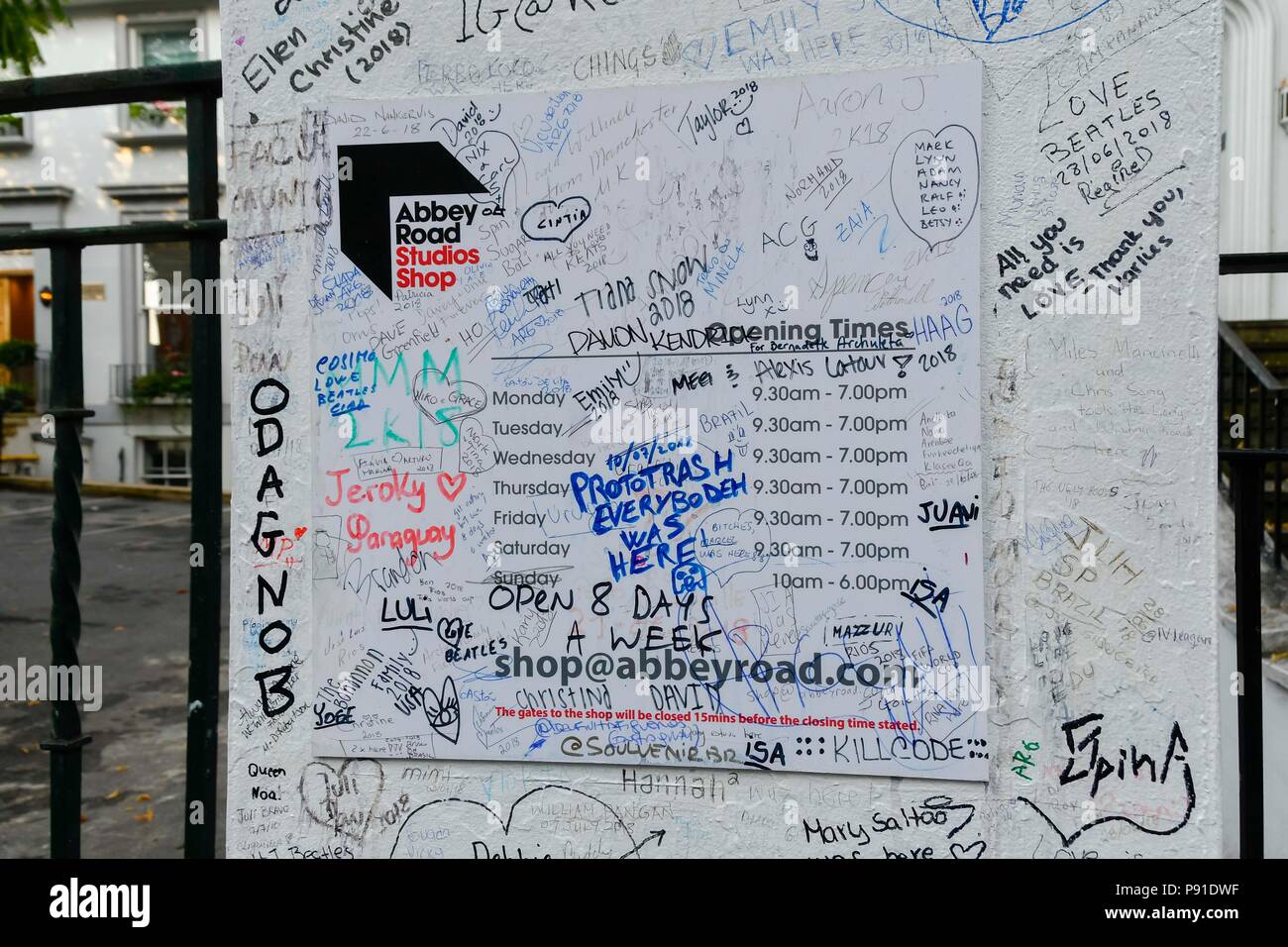 Abbey Road, Londra, Regno Unito. Il 14 luglio 2018. Regno Unito Meteo. Abbey Road studio e negozio di Londra in una calda mattina di sole. Credito Foto: Graham Hunt/Alamy Live News Foto Stock