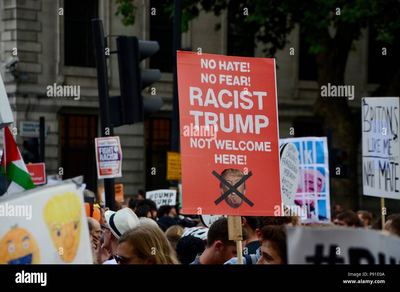 Londra, UK, 13 luglio 2018. anti trump proteste e cartelloni in Trafalgar Square Londra Regno Unito 13 luglio 2018 razzista non trump benvenuto qui Credito: simon leigh/Alamy Live News Foto Stock