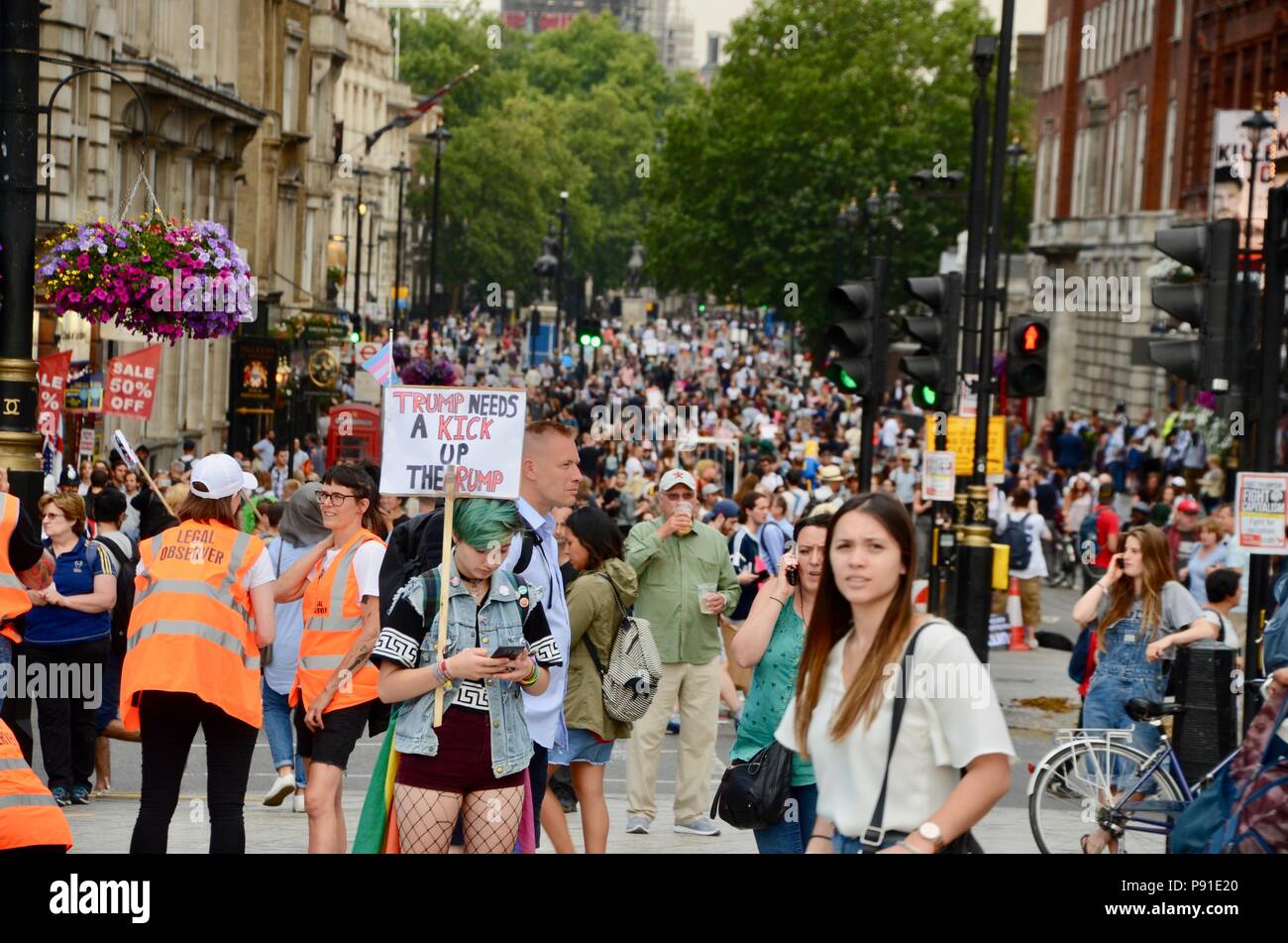 Londra, UK, 13 luglio 2018. anti trump proteste e cartelloni in Trafalgar Square Londra Regno Unito 13 luglio 2018 Credit: simon leigh/Alamy Live News Foto Stock