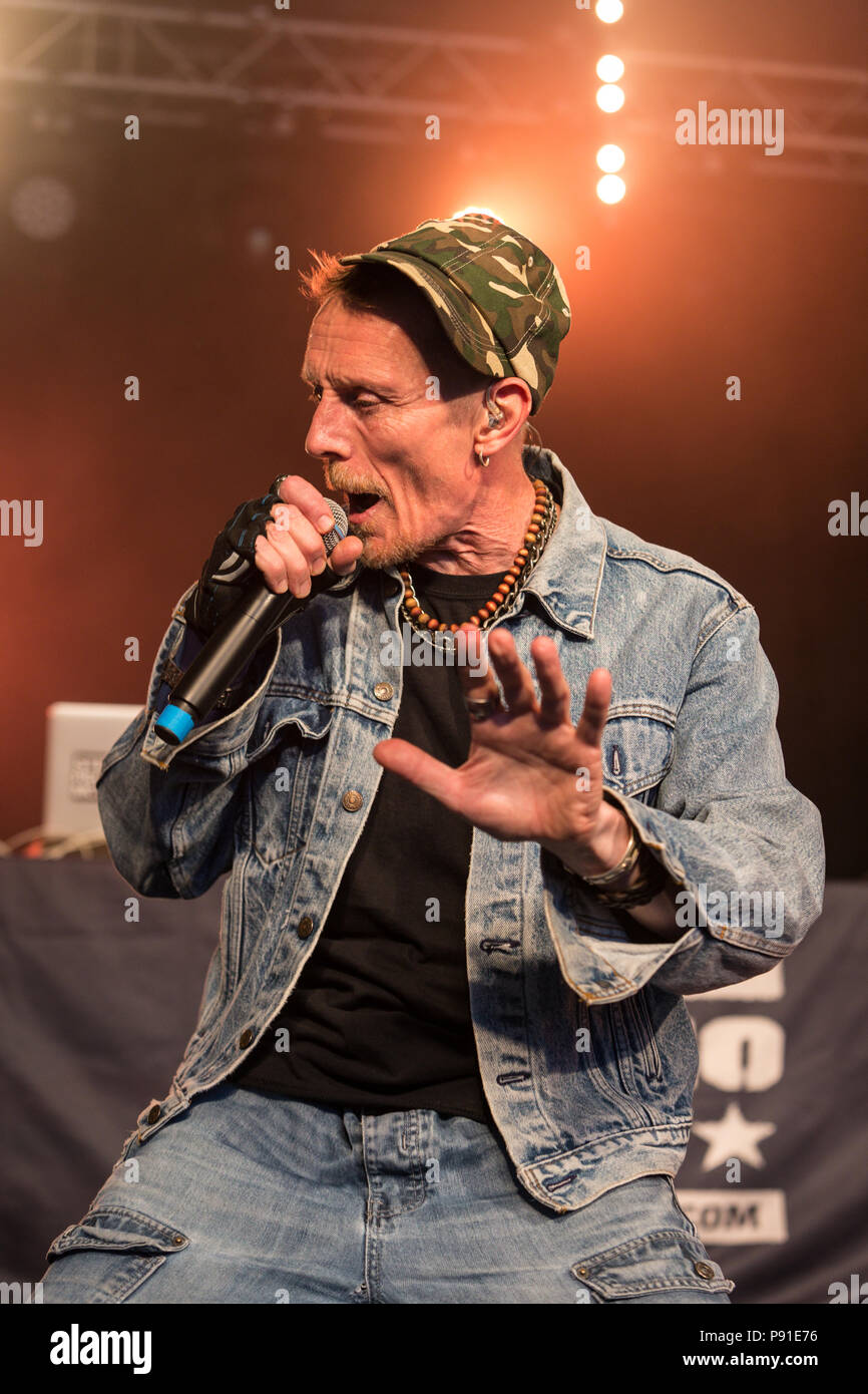 Grande Tew, Oxfordshire, Regno Unito, 13 luglio 2018. Stereo Mc eseguire live al 2018 Cornbury Festival, grande Tew, Oxfordshire Credito: Giovanni Lambeth/Alamy Live News Foto Stock