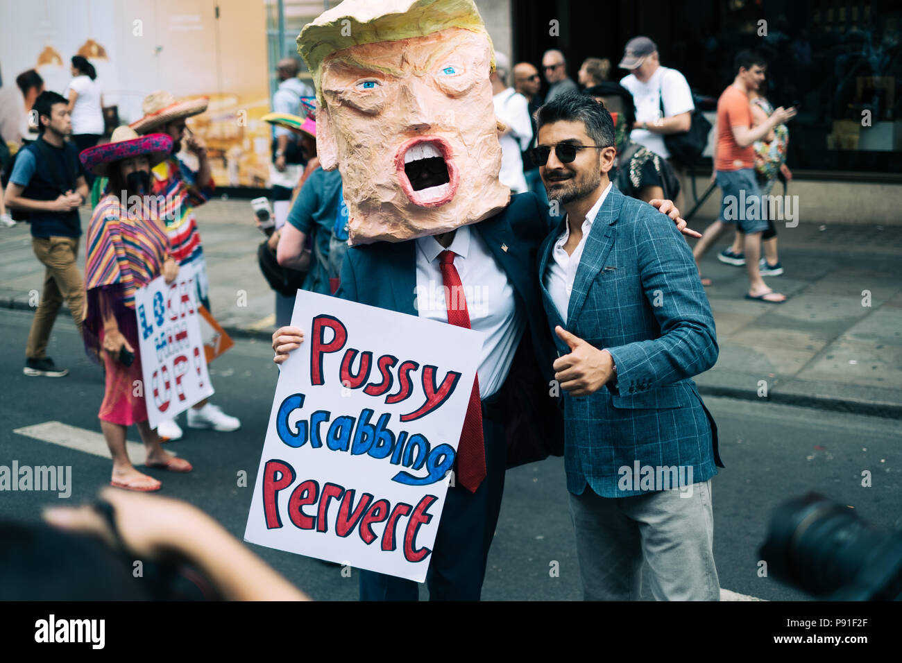 Londra, Regno Unito. 13 luglio 2018. 100.000 protesta nel centro di Londra contro la visita del Presidente statunitense Donald Trump Credito: Tom Leighton/Alamy Live News Foto Stock