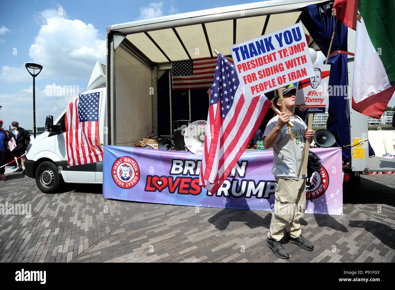 Trump Pro-Donald Rally, Ambasciata degli Stati Uniti, Londra, UK Credit: Finnbarr Webster/Alamy Live News Foto Stock