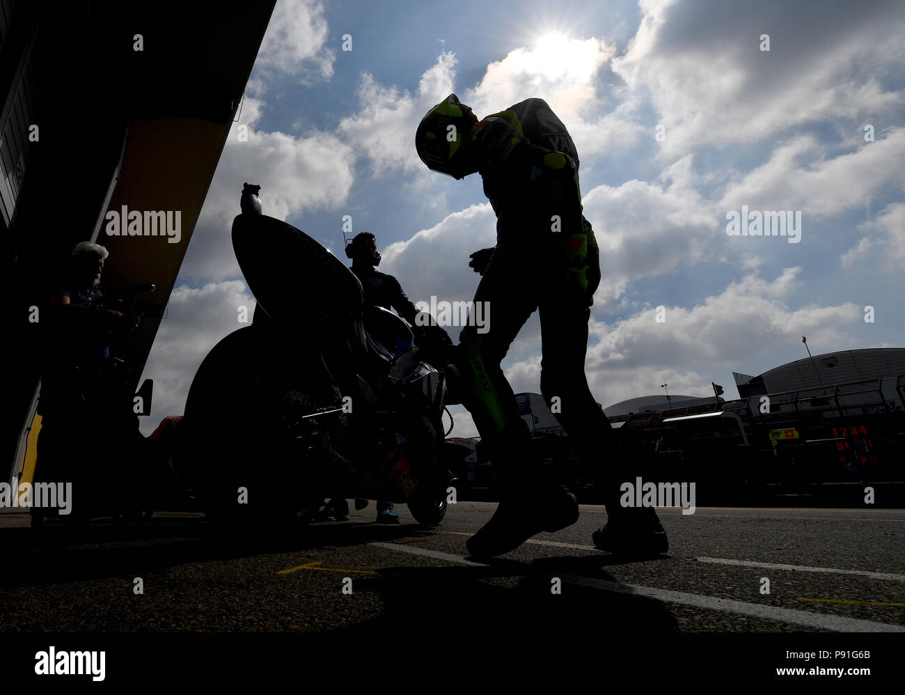 Hohenstein-ernstthal, Germania. 14 Luglio, 2018. Motorsport/Motociclo, il Gran Premio di Germania, seconda formazione di MotoGP sul circuito del Sachsenring. Valentino Rossi (Italia, Movistar Yamaha MotoGP) sale sulla sua moto nella parte anteriore della scatola. Credito: Hendrik Schmidt/dpa-Zentralbild/dpa/Alamy Live News Foto Stock