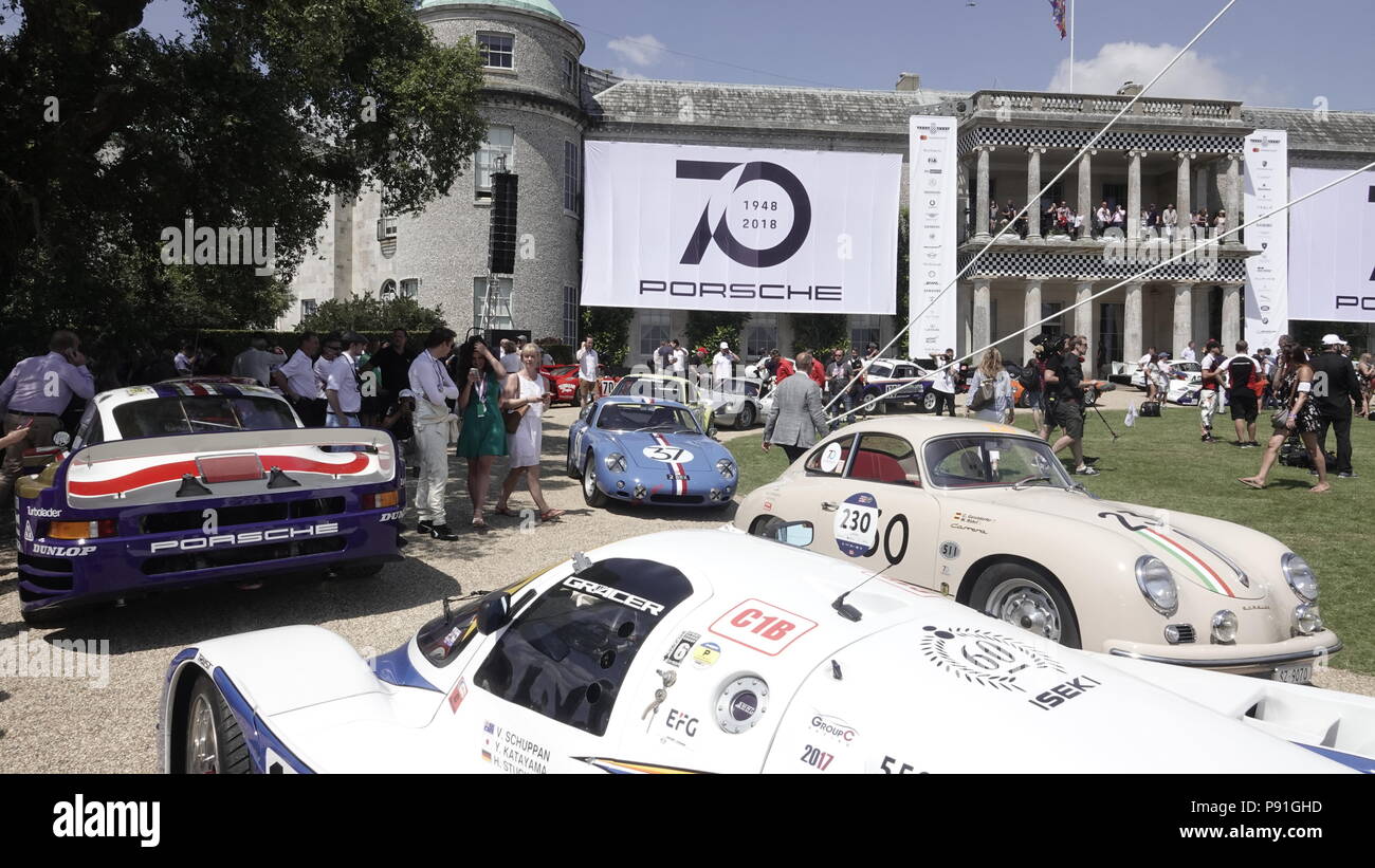 West Sussex, Regno Unito, 13 luglio, 2018. 13 Luglio, 2018 di Goodwood, West Sussex, Regno Unito Le scene al Festival di Goodwood di velocità, Goodwood House, casa del duca di Richmond e Gordon. La Gran Bretagna è vetrina di tutto automobile e fast : qui le varie vincenti Porsche vetture linea fino in onore del loro 'Host' stato nella parte anteriore della casa. Foto Stock