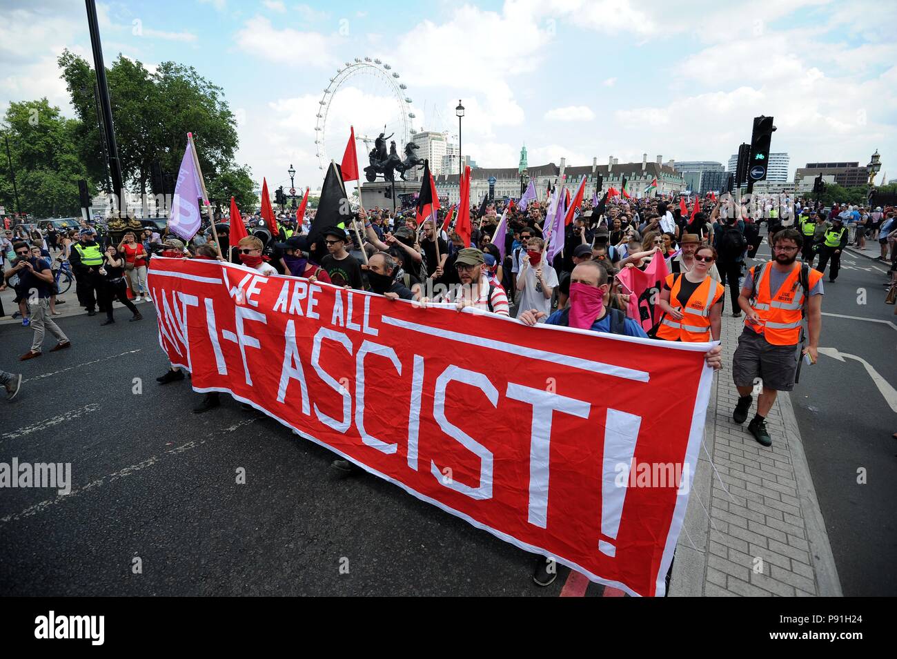 Anti-Fascist e pro Tommy Robinson dimostranti scontro al di fuori del Parlamento, Londra, UK Credit: Finnbarr Webster/Alamy Live News Foto Stock