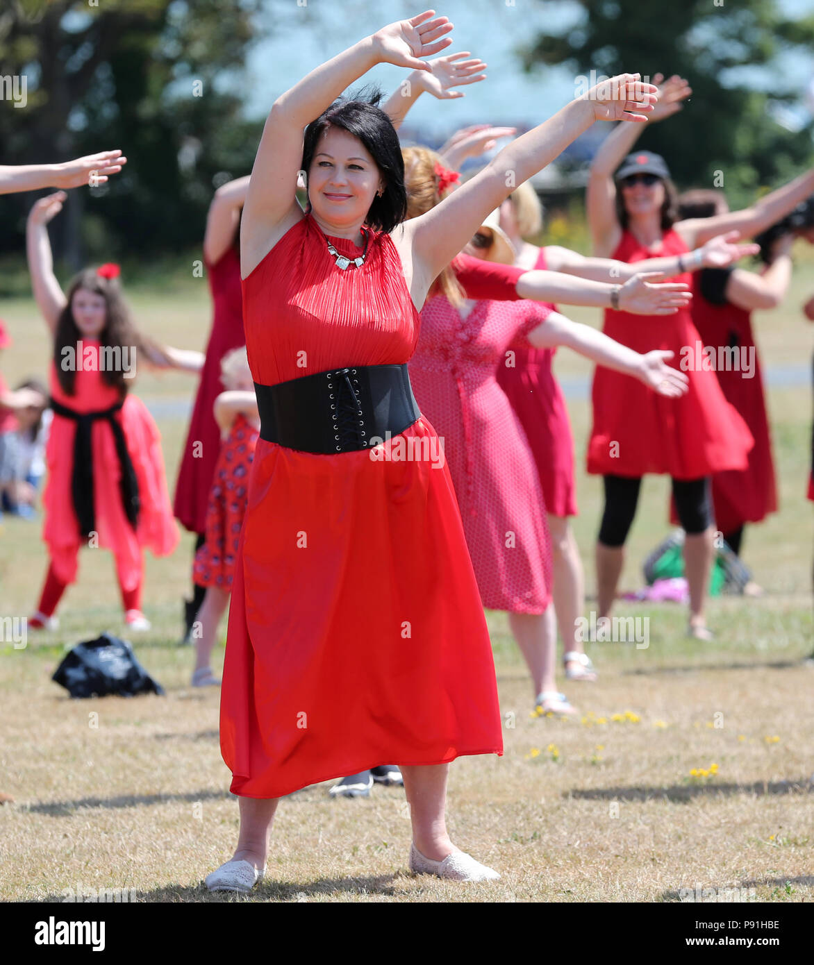 Dublino, Irlanda. Il 14 luglio 2018. I partecipanti in questo anno di Wuthering Heights giorno reciti loro danza di Kate Bush iconici canzoni e video di 'Wuthering Heights' presso il St Anne's Park di Dublino, Irlanda. Credito : Laura Hutton/Alamy Live News. Foto Stock