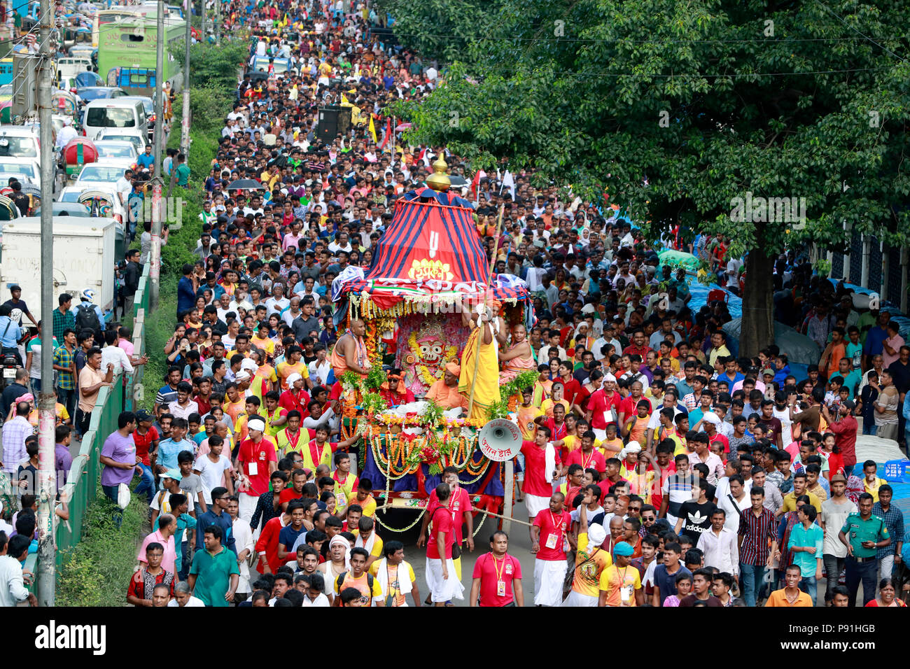 Dacca in Bangladesh - Luglio 14, 2018: bangladese in centinaia di comunità indù celebra uno dei loro tradizionali feste, carro processione (Rathajatra) organizzato dalla Società internazionale per la Coscienza di Krishna (ISKCON) a Dhaka, nel Bangladesh. Gli Indù celebrare questa sacra occasione annualmente a prendere una vista del Signore Jagannath, che i devoti credono di essere molto promettente. Credito: SK Hasan Ali/Alamy Live News Credito: SK Hasan Ali/Alamy Live News Foto Stock