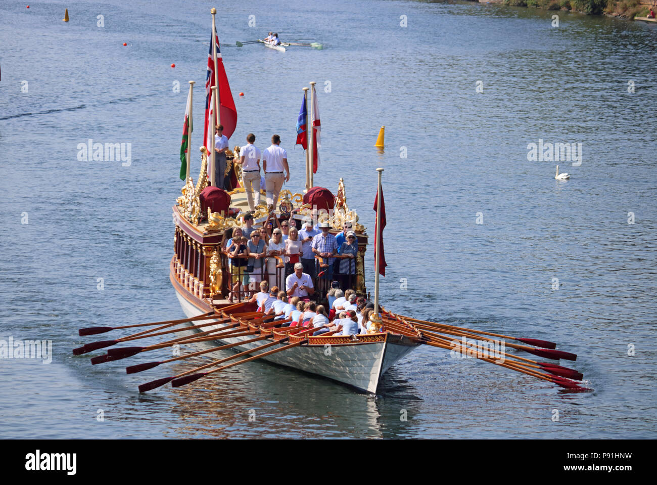 Kingston upon Thames Londra England Regno Unito. Il 14 luglio 2018. Il Royal Rowbarge Vincenzo era remi lungo il Tamigi per Kingston Bridge come parte annuali dei due giorni di regata. Credito: Julia Gavin/Alamy Live News Foto Stock