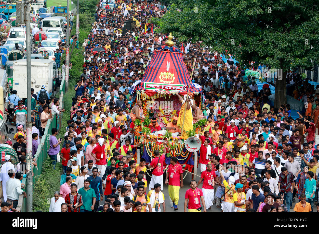 Dacca in Bangladesh - Luglio 14, 2018: bangladese in centinaia di comunità indù celebra uno dei loro tradizionali feste, carro processione (Rathajatra) organizzato dalla Società internazionale per la Coscienza di Krishna (ISKCON) a Dhaka, nel Bangladesh. Gli Indù celebrare questa sacra occasione annualmente a prendere una vista del Signore Jagannath, che i devoti credono di essere molto promettente. Credito: SK Hasan Ali/Alamy Live News Foto Stock