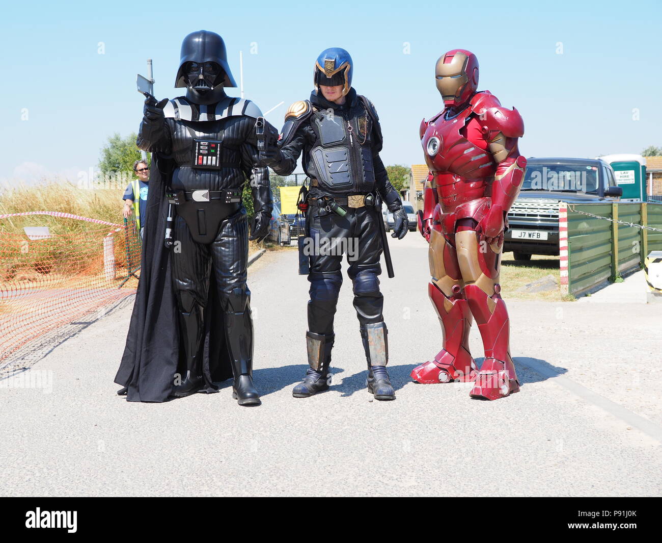 Sheerness, Kent, Regno Unito. 14 Luglio, 2018. Sheppey Sci-Fi festival: un festival che celebra tutte le cose sci-fi si è svolta oggi a Barton il punto sull'Isle of Sheppey in Kent per celebrare Sheppey ingegneria in miniatura e il modello di società il quarantesimo anniversario. Pic: cos-giocatori come Darth Vader (sinistra), Enza da Judge Dredd (centro) e l'uomo del ferro (a destra). Credito: James Bell/Alamy Live News Foto Stock