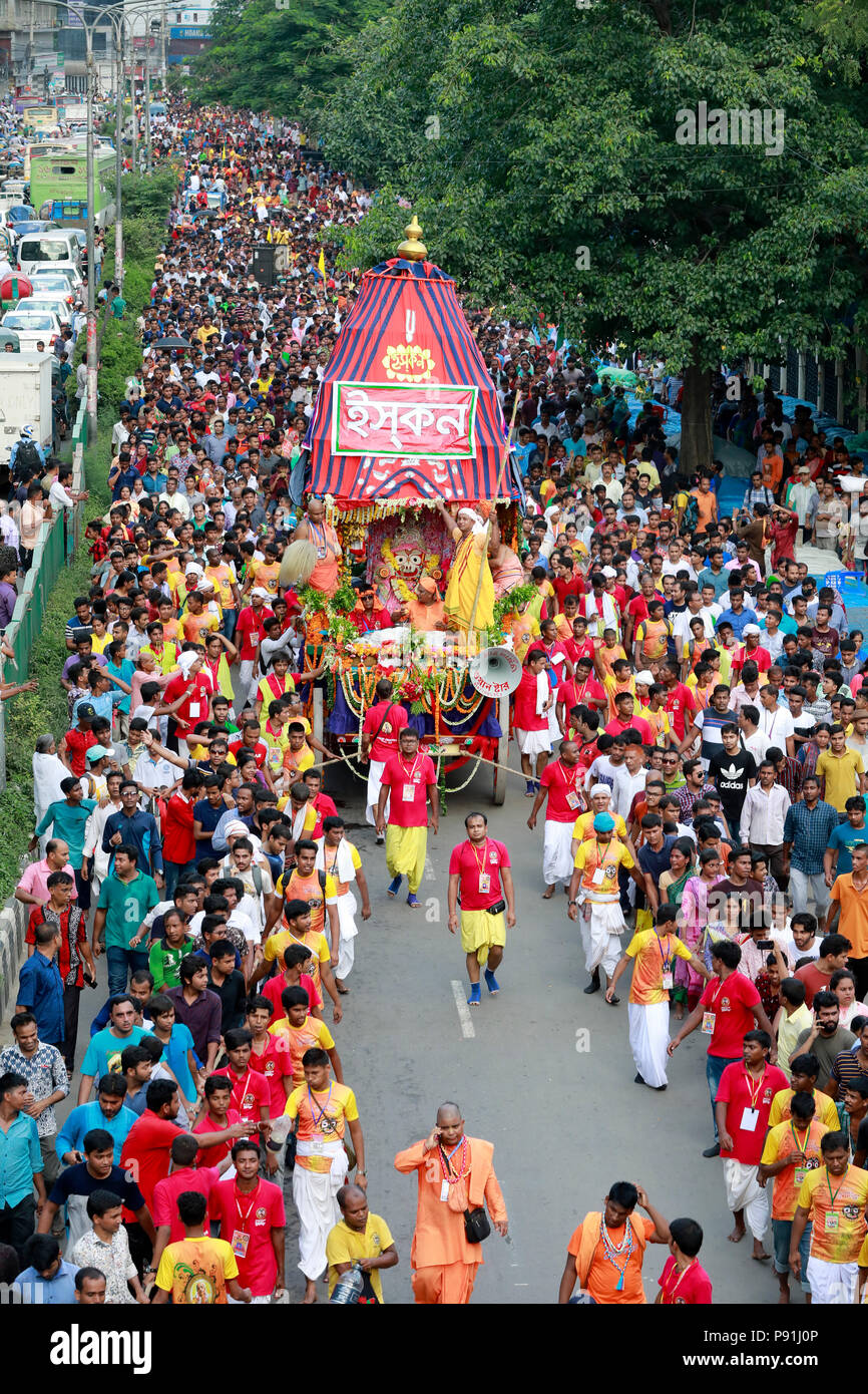 Dacca in Bangladesh - Luglio 14, 2018: bangladese in centinaia di comunità indù celebra uno dei loro tradizionali feste, carro processione (Rathajatra) organizzato dalla Società internazionale per la Coscienza di Krishna (ISKCON) a Dhaka, nel Bangladesh. Gli Indù celebrare questa sacra occasione annualmente a prendere una vista del Signore Jagannath, che i devoti credono di essere molto promettente. Credito: SK Hasan Ali/Alamy Live News Foto Stock