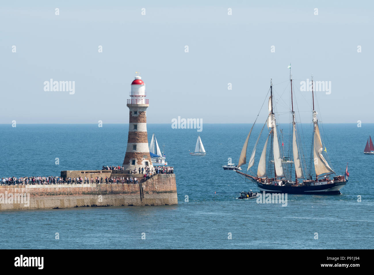 Sunderland, Regno Unito. 14 LUG. 2018.olandese tre-masted topsail schooner 'Oosterschelde' lasciando il fiume usura in corrispondenza delle estremità della Tall Ships evento a Sunderland. Credito: Washington Imaging/Alamy Live News Foto Stock