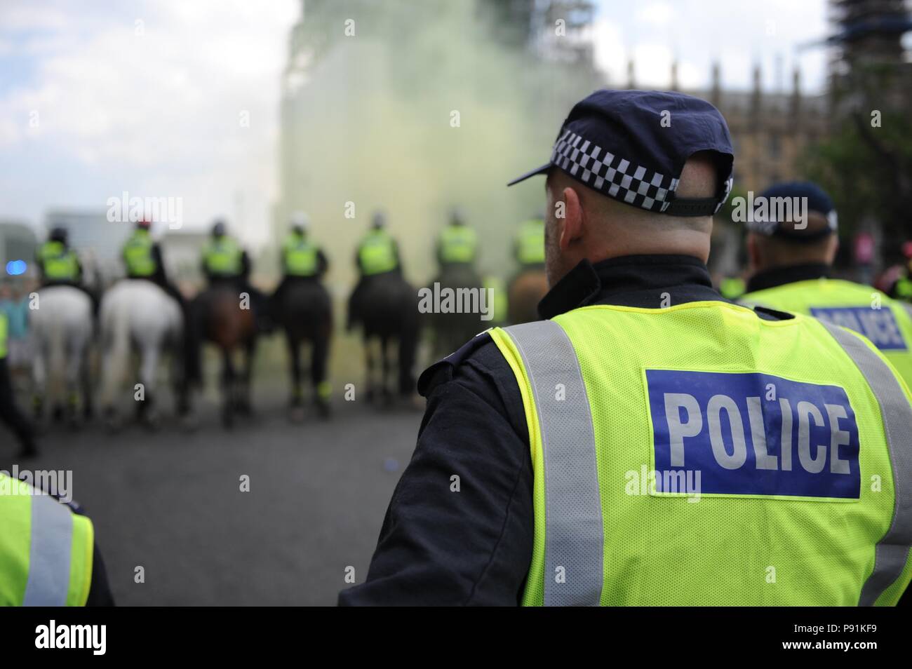 Westminster, Londra, Regno Unito. 14 Luglio, 2018. Anti fasciste marzo contro la libera Tommy Robinson marzo svoltasi a Whitehall. Credito: Richard Hancox/Alamy Live News Foto Stock